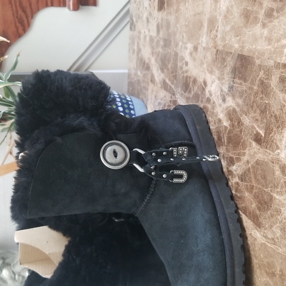 Used black UGG boot, Size 6 - Picture 2 of 9